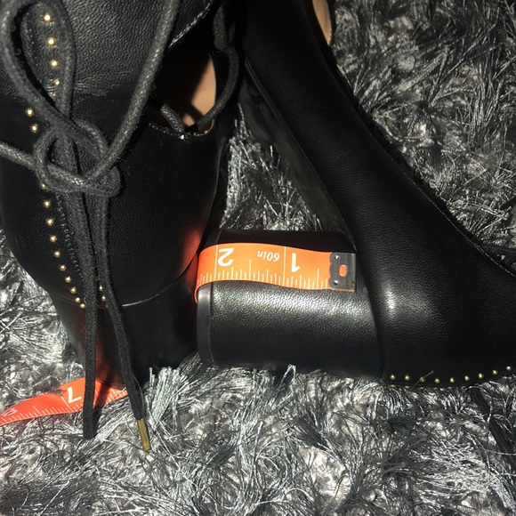 Woman’s shoes - Picture 7 of 8